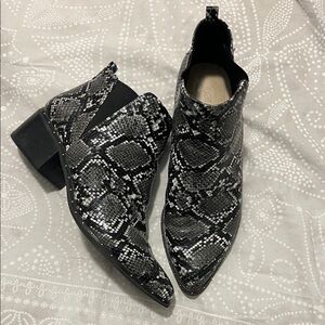 Stylish Snakeskin Ankle Boots - Black and Gray